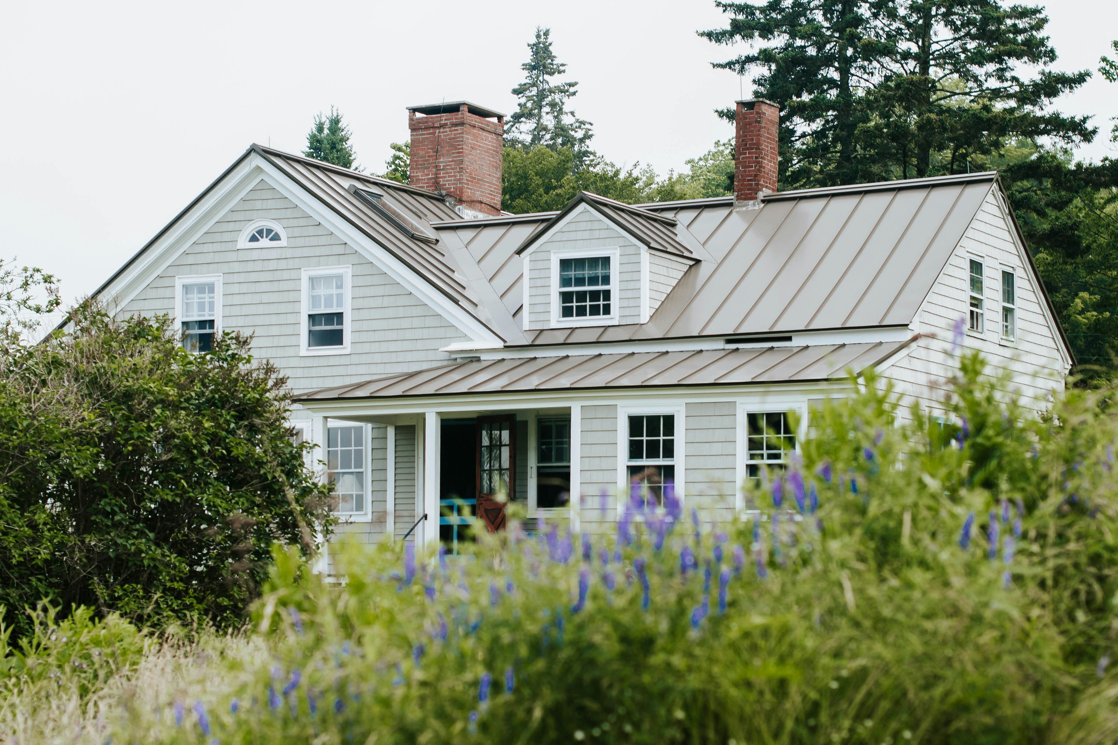 Why most paint colors fail on a lake house (and what to choose instead)